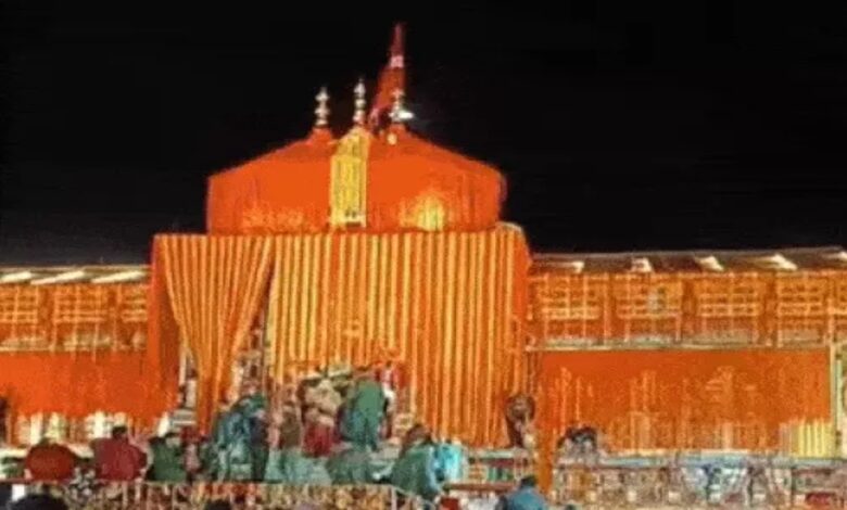 The doors of Badrinath Dham will be closed today after 205 days.