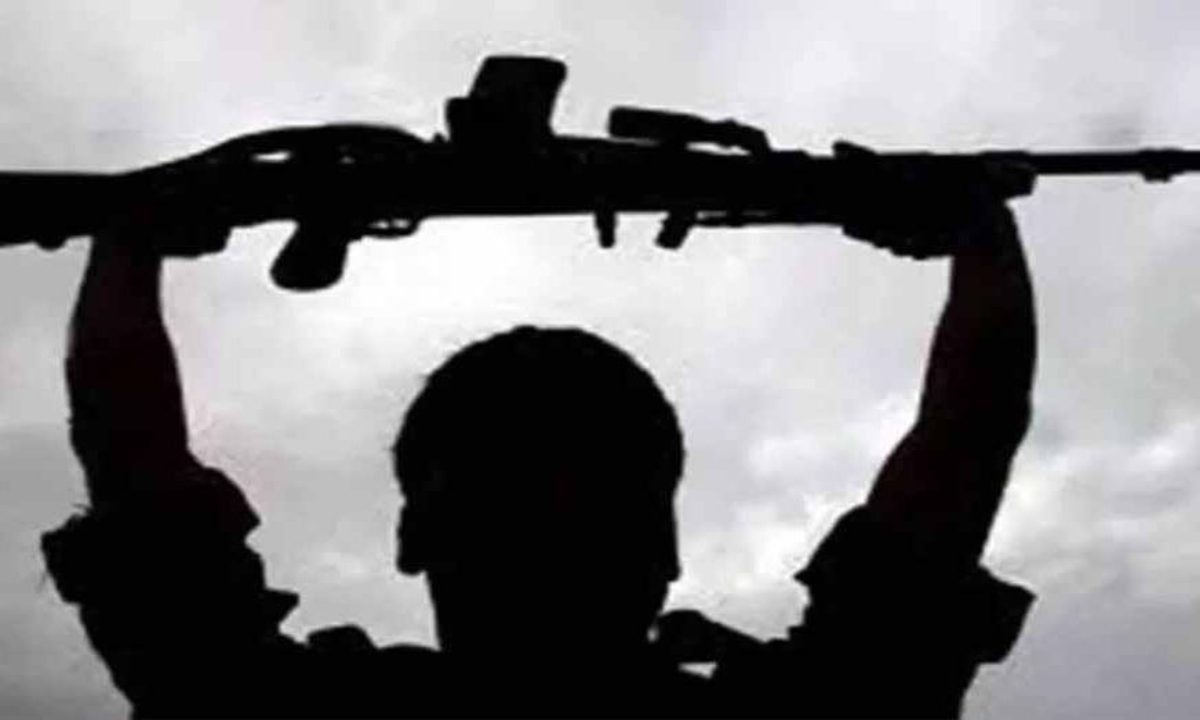 तेलंगाना DG के सामने नक्सलियों का ऐतिहासिक आत्मसमर्पण, टॉप लीडर रवि और RCRC कमांडर प्रशांत भी शामिल