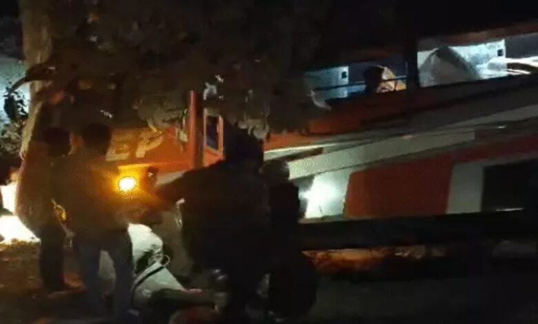 A major accident was averted in Kenda Valley, where a bus was found hanging from a tree, killing one and injuring five.