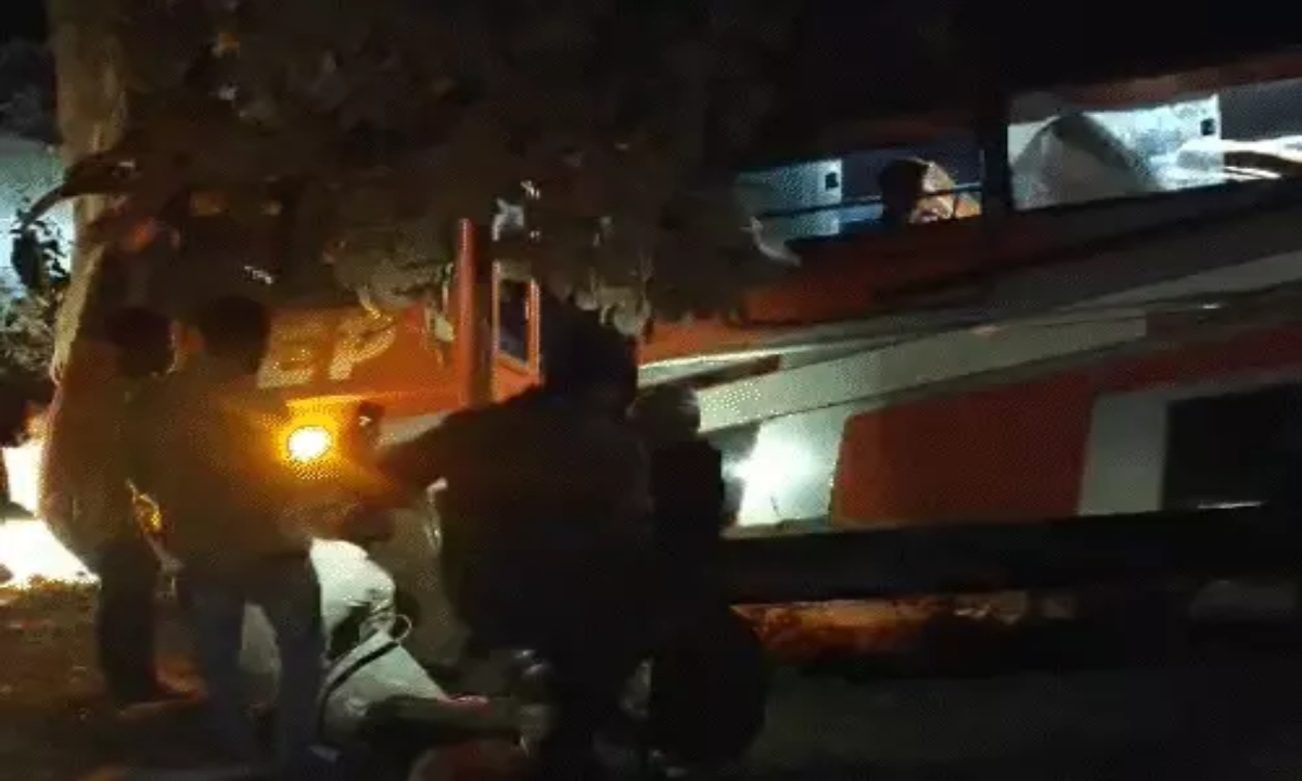 A major accident was averted in Kenda Valley, where a bus was found hanging from a tree, killing one and injuring five.