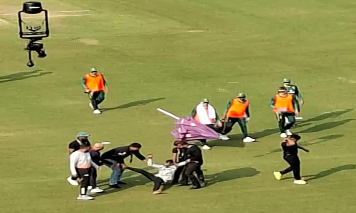 IND-SA 2nd ODI… Fan enters ground during match: Security forces escort him out, roads blocked in Nava Raipur
