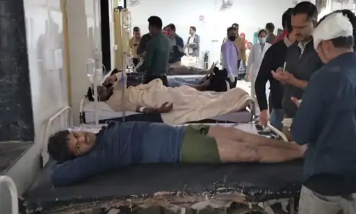 Speeding bus overturns, 1 dead and 16 injured.