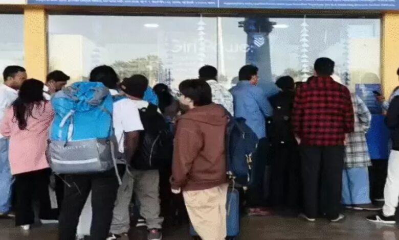रायपुर एयरपोर्ट पर यात्रियों का हंगामा: इंडिगो फ्लाइट्स देर से, कई कैंसिल स्टेटस अपडेट नहीं