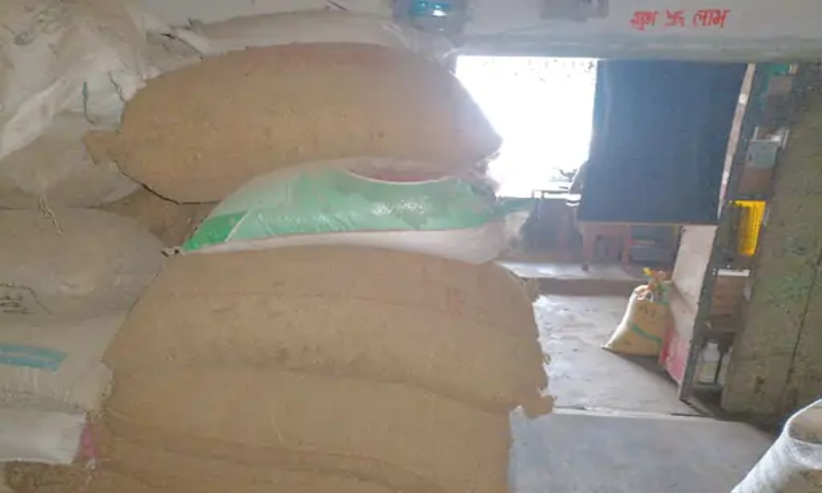 Major action against illegal paddy in Raipur: 42 cases, 1537 quintals seized.