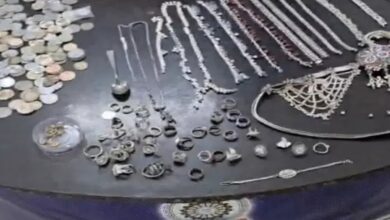 A thief was running away with gold and silver in his pocket, but the police chased him and caught him.