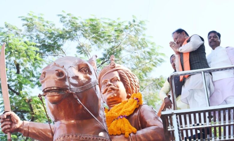 CM Sai paid homage to martyr Veer Narayan Singh at Jaistambh Chowk