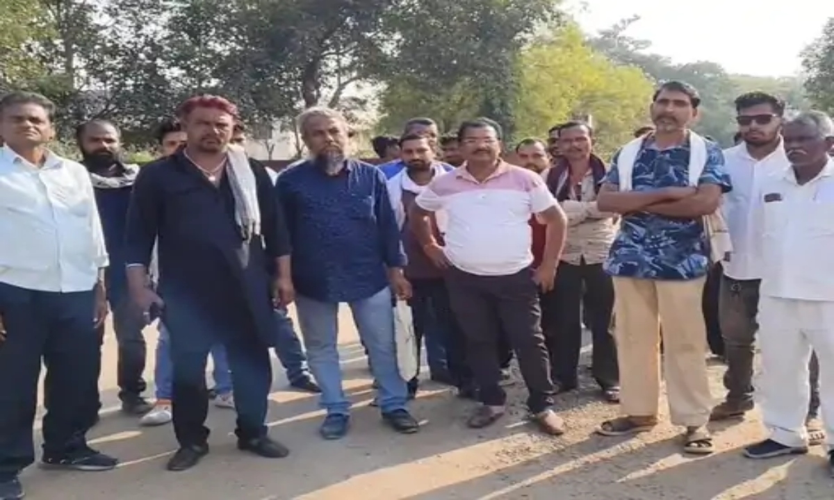 Taxi and auto-rickshaw drivers in Dhamtari are troubled by e-challans: facing fines due to lack of permits.