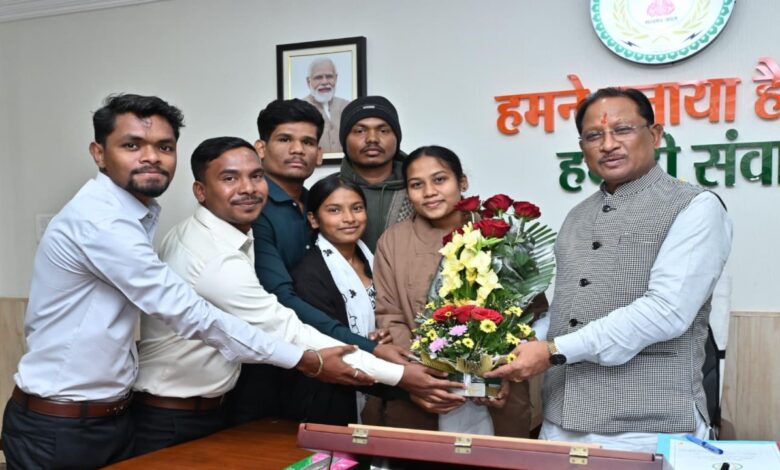 A delegation from the tribal boys' hostel paid a courtesy visit to Chief Minister Sai.