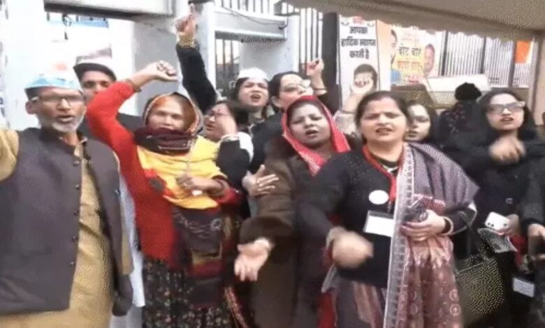 "Modi, your grave will be dug" slogan raised at Congress rally: BJP says Congress is following in the footsteps of the Mughals, will soon be buried; Rahul Gandhi is acting like Aurangzeb.