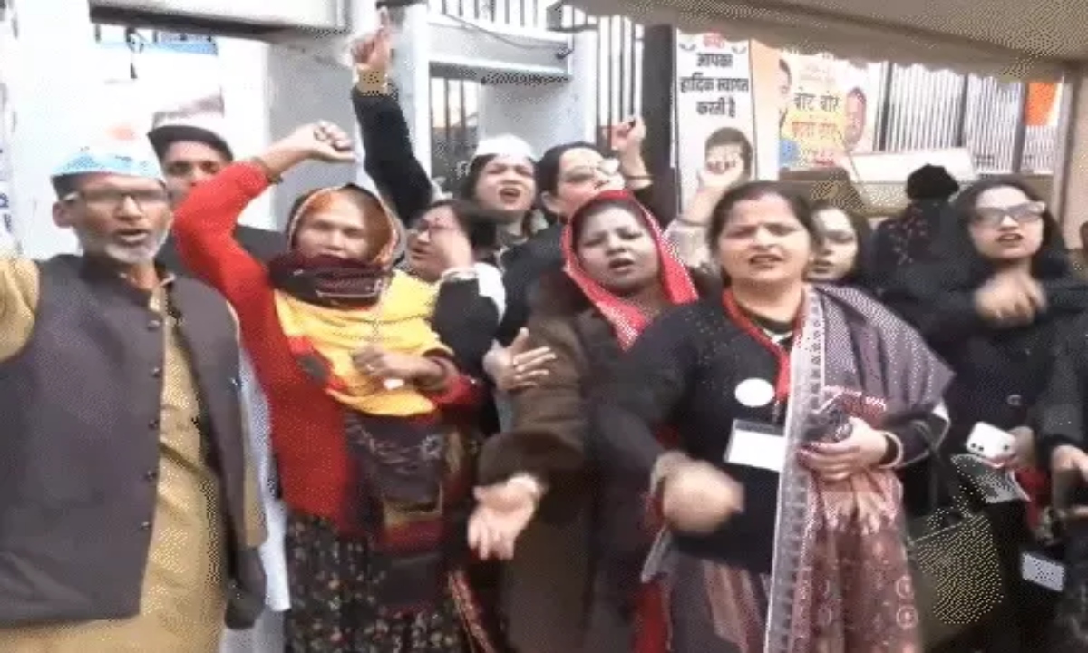 "Modi, your grave will be dug" slogan raised at Congress rally: BJP says Congress is following in the footsteps of the Mughals, will soon be buried; Rahul Gandhi is acting like Aurangzeb.