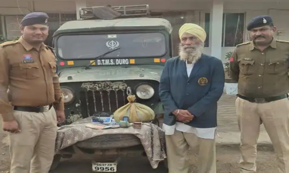 Smuggler arrested while selling opium pods, goods worth over 1 lakh seized.