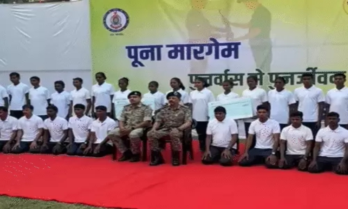 ‘पूना मारगेम’ नीति का असर: बीजापुर में 34 इनामी माओवादी कैडरों ने किया आत्मसमर्पण