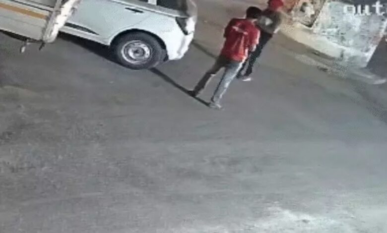 दुकान के पूर्व-स्टाफ ने व्यापारी की कार में लगाई आग, पुरानी रंजिश में वारदात