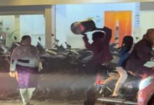 सैंडविच के पैसे नहीं देने पर दो पक्षों में मारपीट, ठेला पलटाया, जमकर की तोड़फोड़