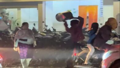 सैंडविच के पैसे नहीं देने पर दो पक्षों में मारपीट, ठेला पलटाया, जमकर की तोड़फोड़