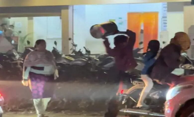 सैंडविच के पैसे नहीं देने पर दो पक्षों में मारपीट, ठेला पलटाया, जमकर की तोड़फोड़