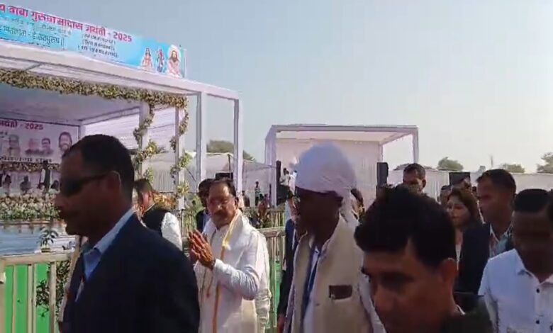 Chief Minister Sai reached Khairasetganga Dham on the occasion of Baba Guru Ghasidas Jayanti and hoisted the white flag.