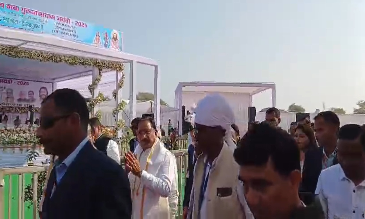 Chief Minister Sai reached Khairasetganga Dham on the occasion of Baba Guru Ghasidas Jayanti and hoisted the white flag.