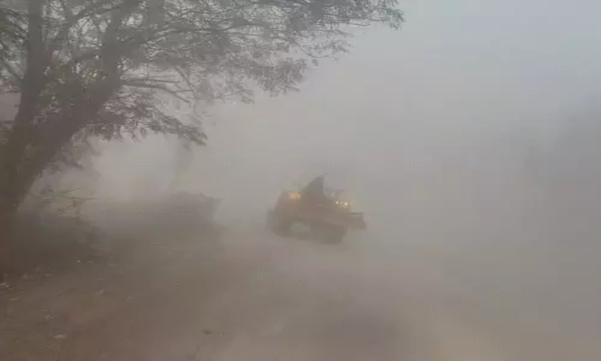 Dense fog in Raigarh-Sarangarh, making it necessary to drive with headlights on.