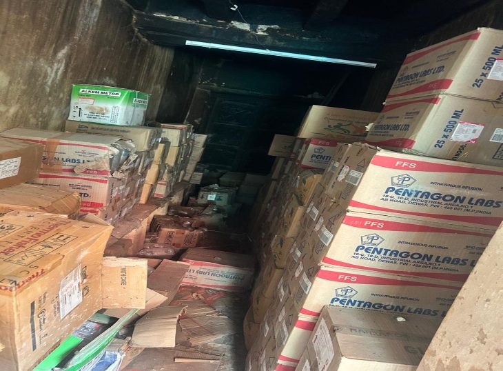 दवा कारोबारी ने घर के 3 कमरों में छिपा रखी थी 50 लाख की नकली दवाइयां