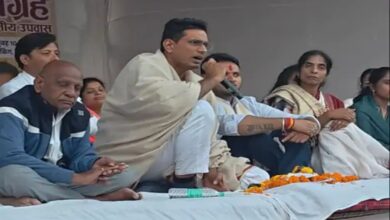 MLA Devendra Yadav's two-day hunger strike in Bhilai against the privatization of BSP and the retention scheme.