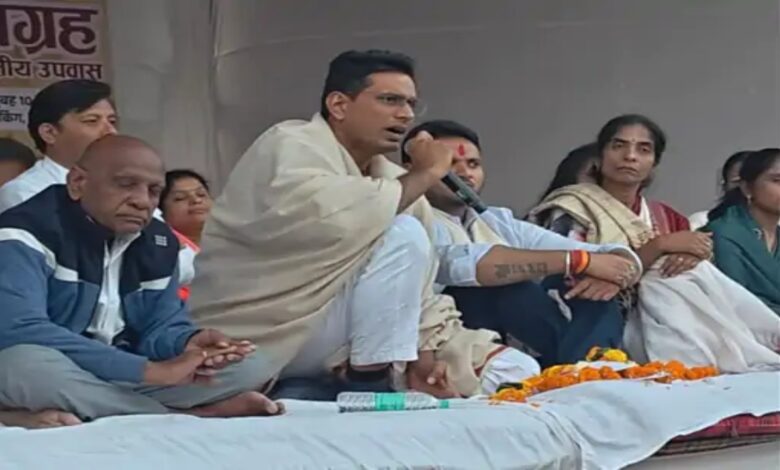MLA Devendra Yadav's two-day hunger strike in Bhilai against the privatization of BSP and the retention scheme.