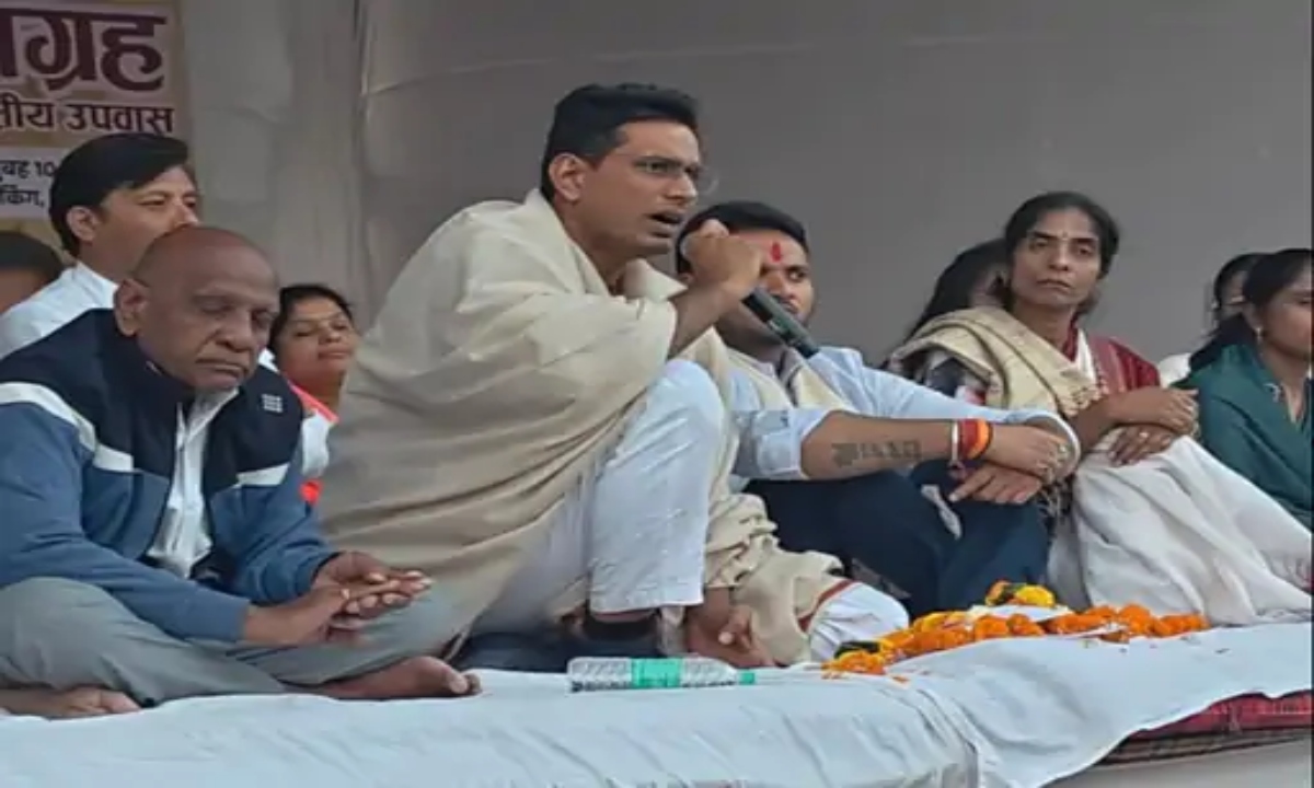 MLA Devendra Yadav's two-day hunger strike in Bhilai against the privatization of BSP and the retention scheme.
