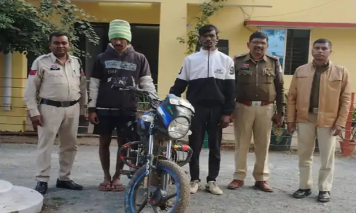 In Raipur, a highway driver was robbed of cash and a mobile phone; a history-sheeter from Dhamtari has been arrested.