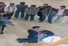 The couple got married in the mall, with the man proposing on his knees and applying vermilion to the woman's forehead.