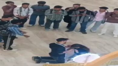 The couple got married in the mall, with the man proposing on his knees and applying vermilion to the woman's forehead.