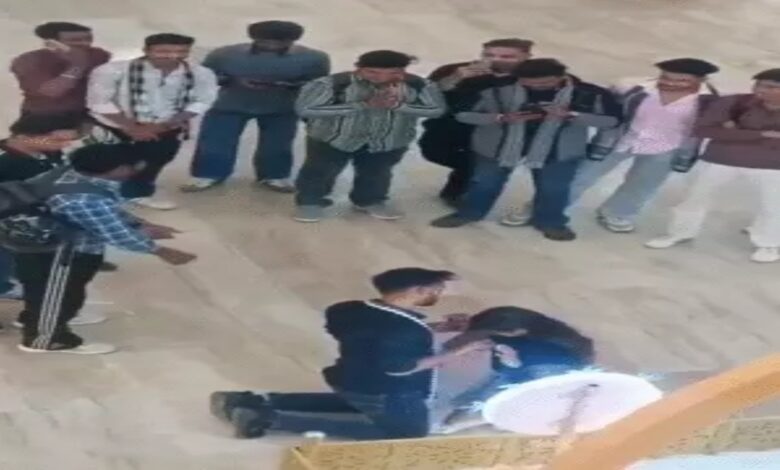 The couple got married in the mall, with the man proposing on his knees and applying vermilion to the woman's forehead.