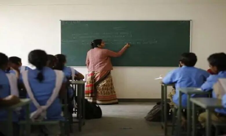 Severe shortage of teachers in the state: 6,000 teachers have left or retired in the last seven months.