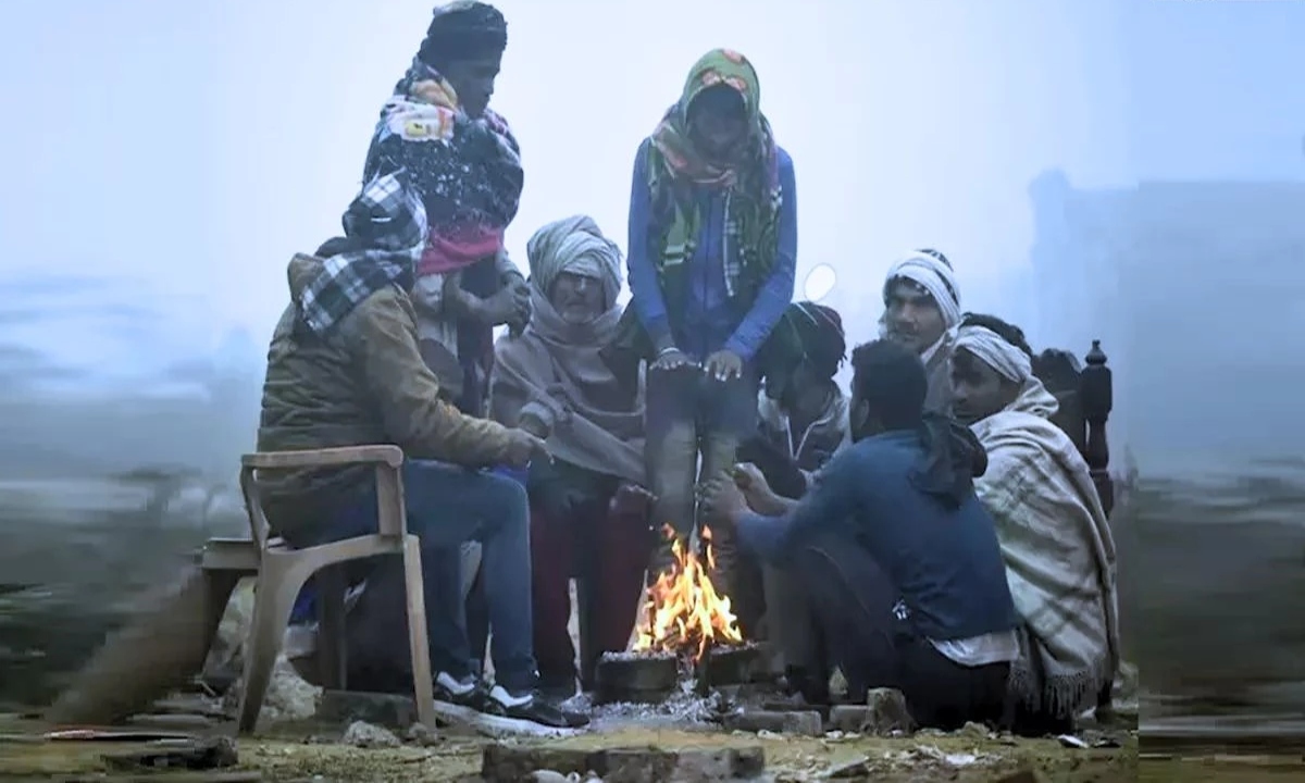 A cold wave is sweeping across northern Chhattisgarh, with temperatures dropping to 4.5 degrees Celsius in Ambikapur.