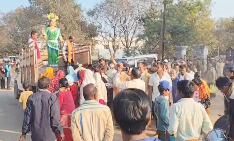 The statue of Chhattisgarh Mahtari was handed over to the farmers' front on the orders of the magistrate.