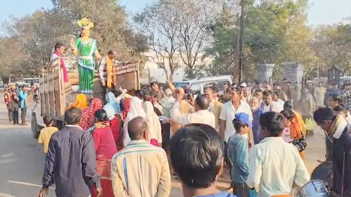 The statue of Chhattisgarh Mahtari was handed over to the farmers' front on the orders of the magistrate.