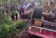 A truck carrying a concrete mixer overturned in Kerala: 2 dead, 13 laborers injured.