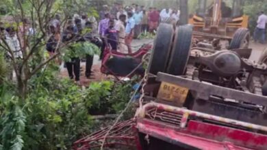 A truck carrying a concrete mixer overturned in Kerala: 2 dead, 13 laborers injured.