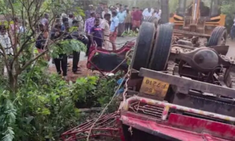 A truck carrying a concrete mixer overturned in Kerala: 2 dead, 13 laborers injured.