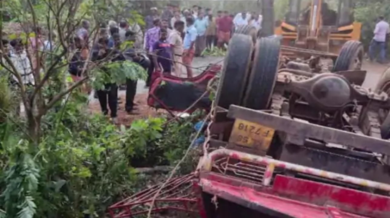A truck carrying a concrete mixer overturned in Kerala: 2 dead, 13 laborers injured.