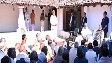 Sai met with Saint Shri Babhruwahan Maharaj in Samarbar.