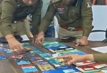 78 ATM cards and 21 checkbooks were sold for 20,000 rupees each: A mule account gang was being sent from Durg to Mumbai; 5 accused arrested.