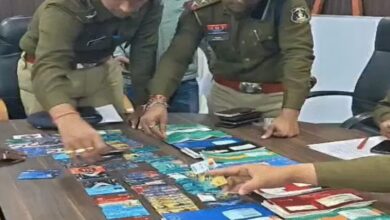 78 ATM cards and 21 checkbooks were sold for 20,000 rupees each: A mule account gang was being sent from Durg to Mumbai; 5 accused arrested.