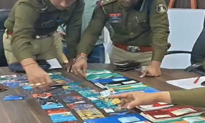 78 ATM cards and 21 checkbooks were sold for 20,000 rupees each: A mule account gang was being sent from Durg to Mumbai; 5 accused arrested.