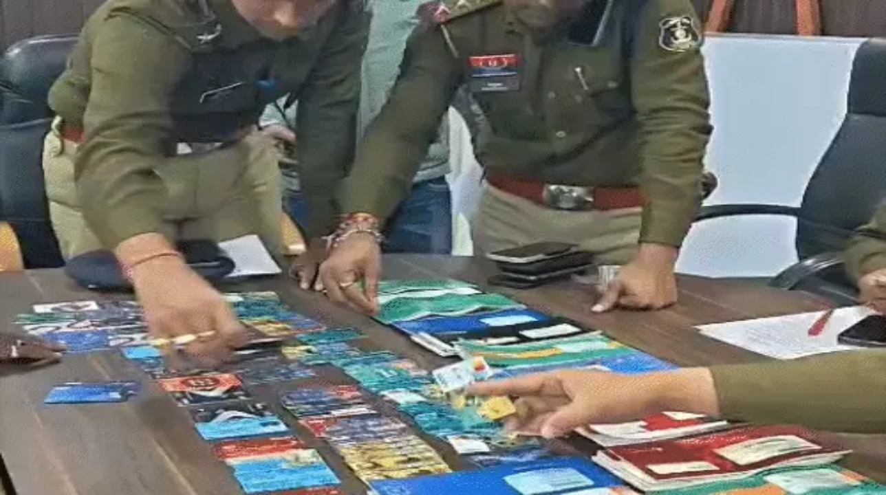 78 ATM cards and 21 checkbooks were sold for 20,000 rupees each: A mule account gang was being sent from Durg to Mumbai; 5 accused arrested.