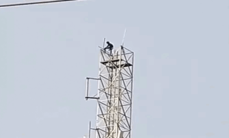 Husband stages high-voltage drama on a 200-foot-tall mobile tower in Korba.