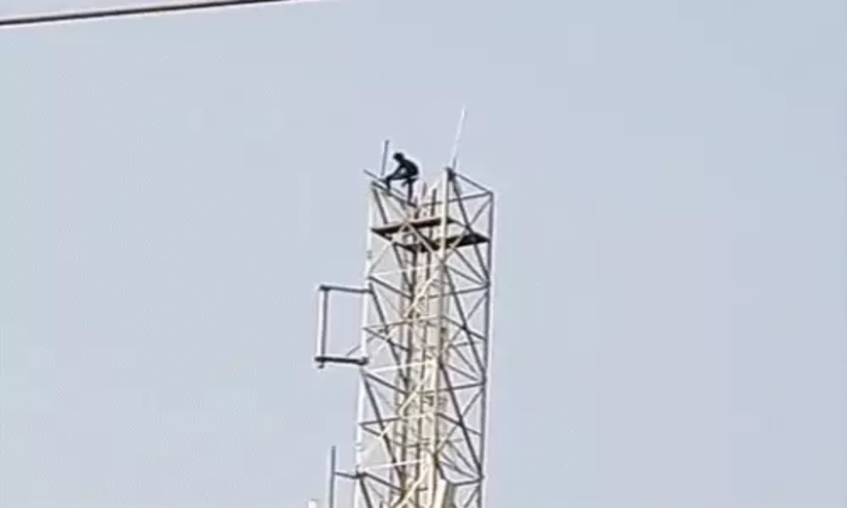 Husband stages high-voltage drama on a 200-foot-tall mobile tower in Korba.