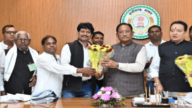 Officials of the Satnam sect paid a courtesy visit to the Chief Minister.