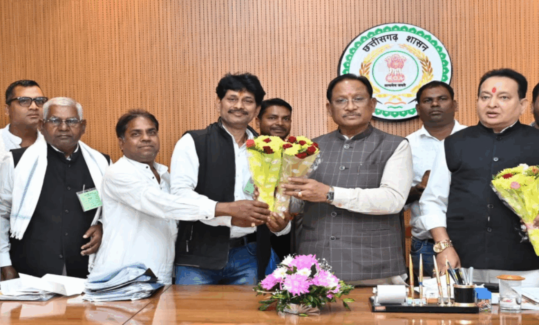 Officials of the Satnam sect paid a courtesy visit to the Chief Minister.