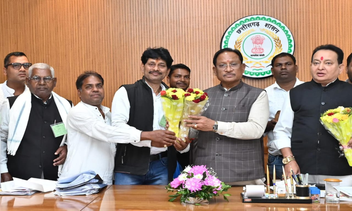 Officials of the Satnam sect paid a courtesy visit to the Chief Minister.