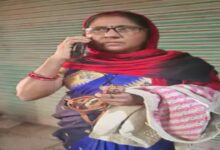 Moped-riding couple robbed: Bike-borne criminals snatched the woman's purse while they were going to the market.